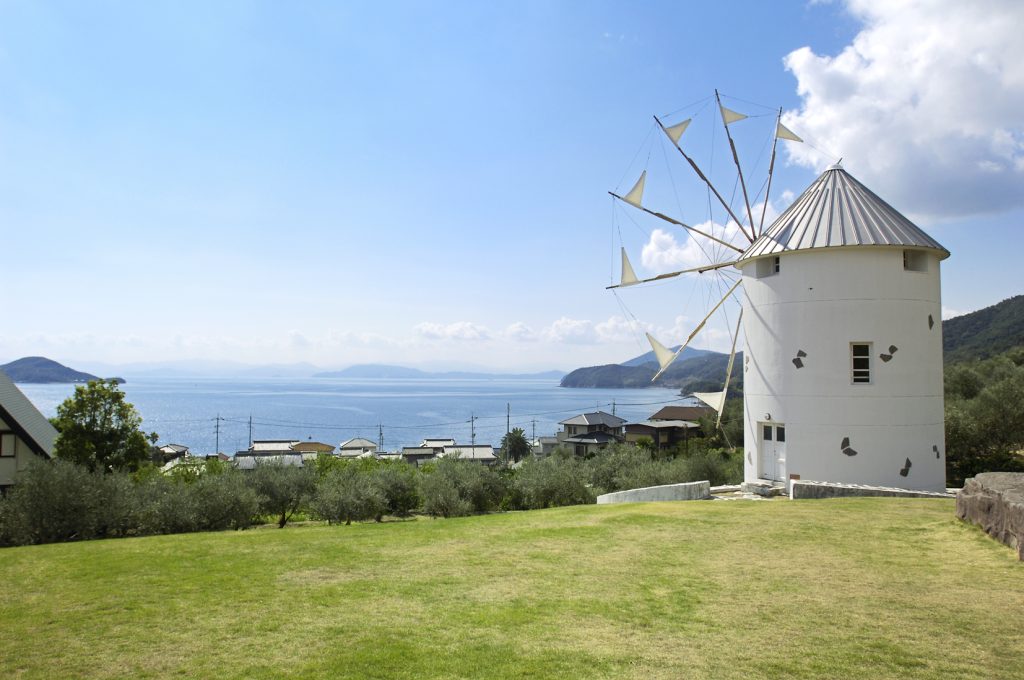小豆島オリーブ公園にある白い風車
