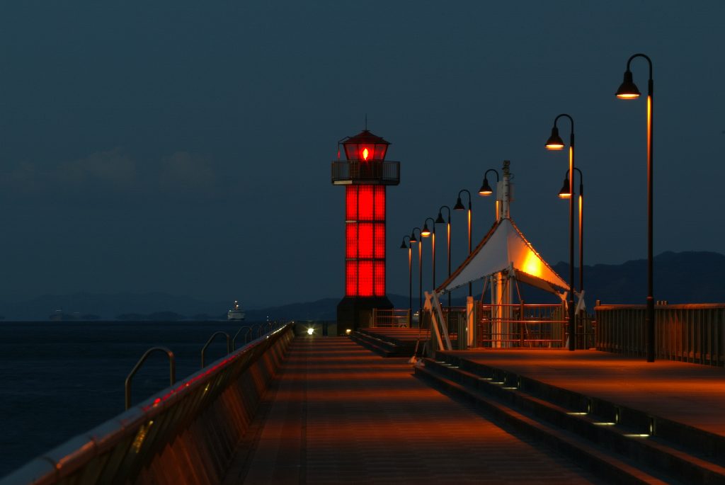 香川サンポート高松の赤灯台夜景