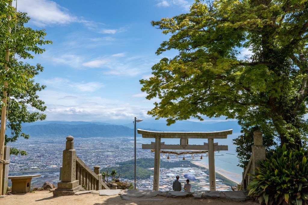 観音寺高屋神社にある天空の鳥居から見る瀬戸内海